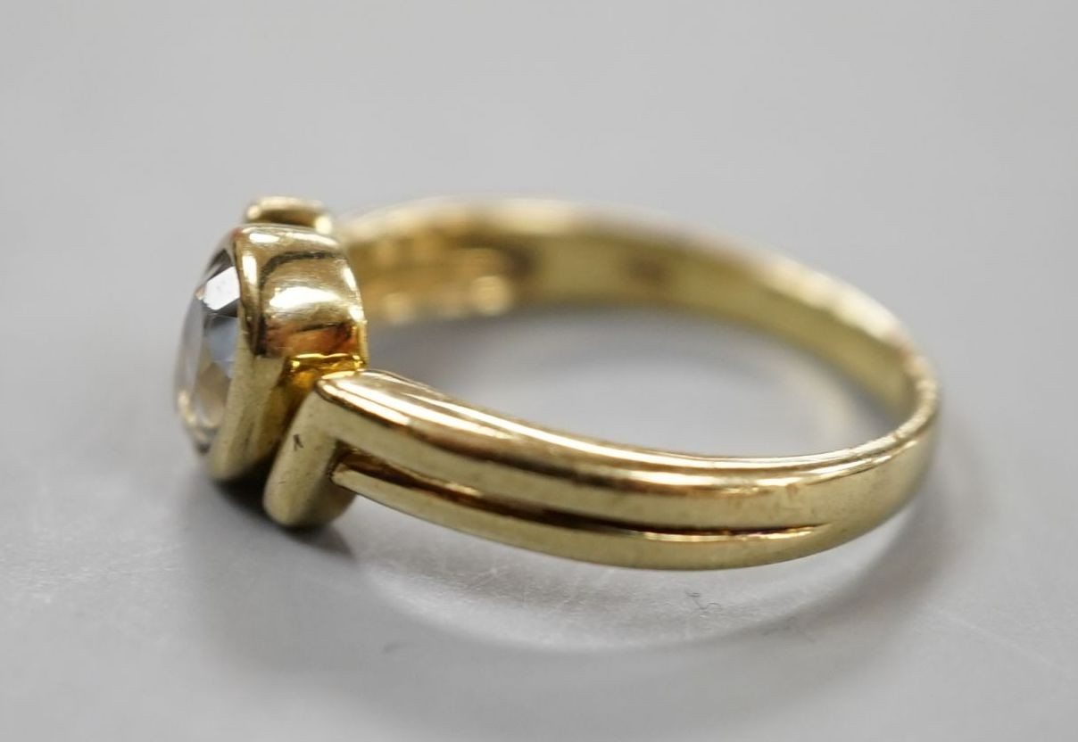 A modern 333 standard yellow metal and paste set ring, size N, gross 2.6 grams.